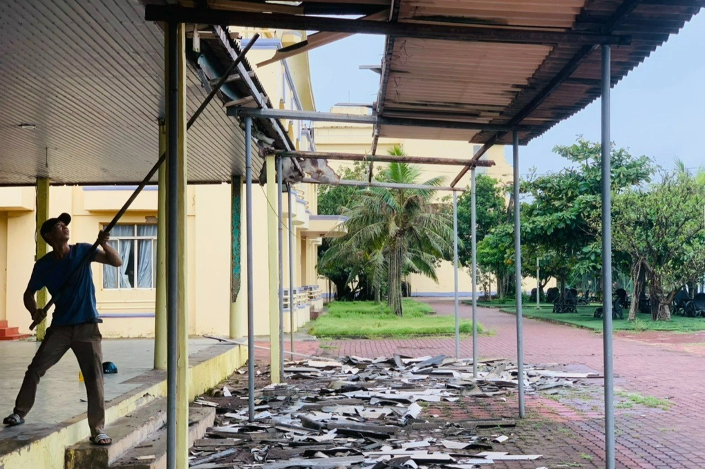 Giải tỏa ki ốt, đóng cửa nghĩa trang án ngữ ở khu du lịch đẹp nhất Hà Tĩnh - 2 Giải tỏa ki ốt, đóng cửa nghĩa trang án ngữ ở khu du lịch đẹp nhất Hà Tĩnh - 2