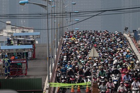 Kẹt xe "không lối thoát" trong sáng đầu tuần ở cửa ngõ TPHCM