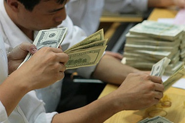 USD giảm còn 17.690 VND, vàng đứng giá