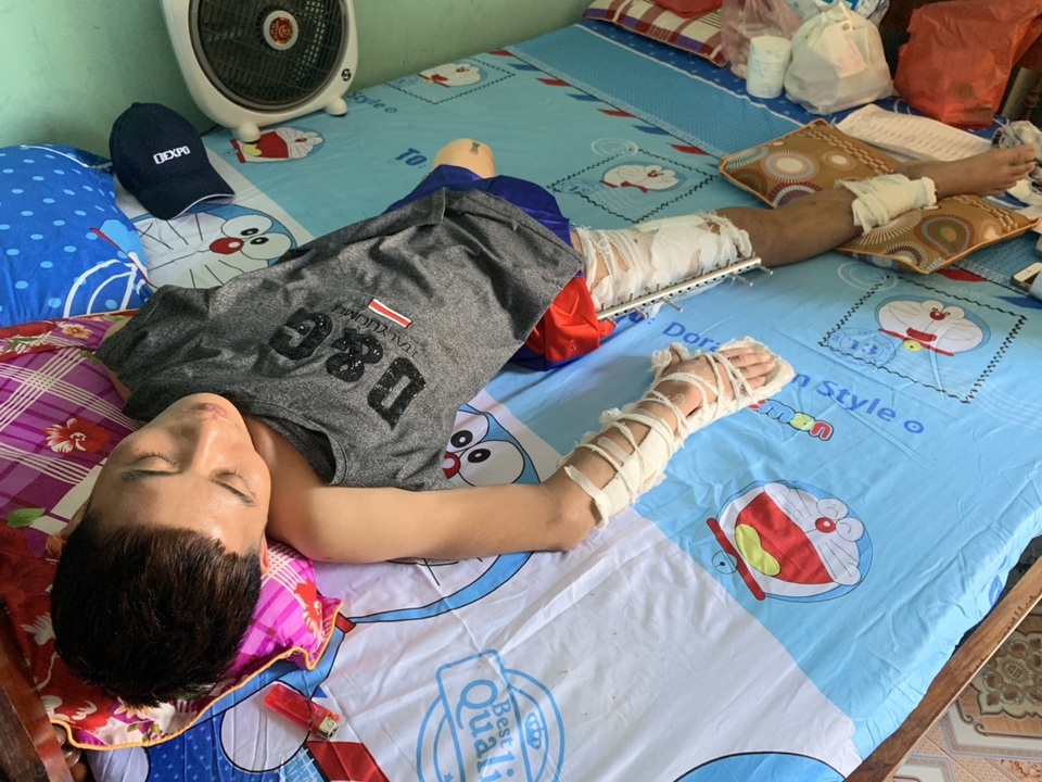 Nghiệt ngã chàng trai trẻ bị xe ô tô nghiến nát một chân - 2 Nghiệt ngã chàng trai trẻ bị xe ô tô nghiến nát một chân - 2