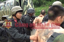 Xe bọc thép cùng hàng trăm cảnh sát đột kích, tiêu diệt 2 trùm ma túy