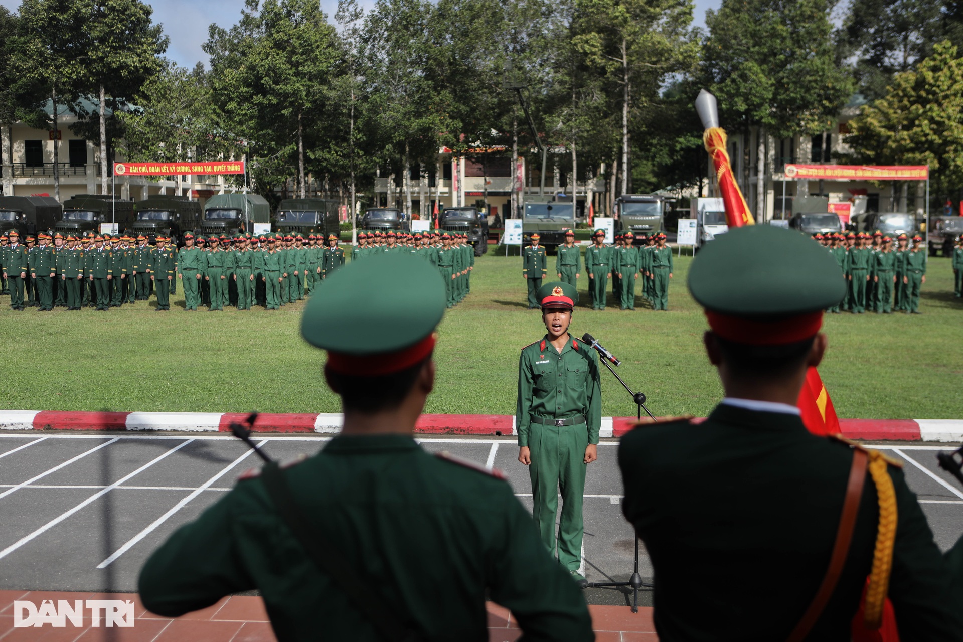 Hai anh em sinh đôi cùng tuyên thệ chiến sĩ mới dưới Quân kỳ Quyết thắng - 2 Hai anh em sinh đôi cùng tuyên thệ chiến sĩ mới dưới Quân kỳ Quyết thắng - 2