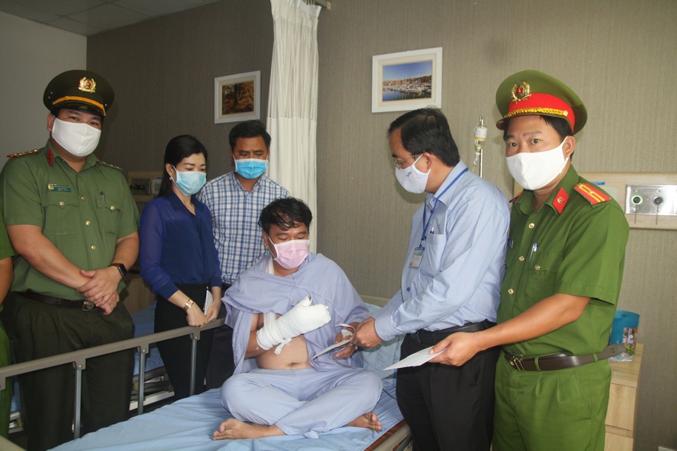Bảo vệ dân phố bị trọng thương khi vây bắt tội phạm ma túy - 1 Bảo vệ dân phố bị trọng thương khi vây bắt tội phạm ma túy - 1