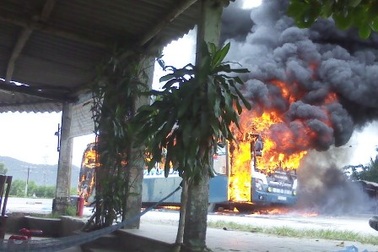 Xe khách giường nằm bốc cháy, quốc lộ 1A tắc nghẽn nghiêm trọng