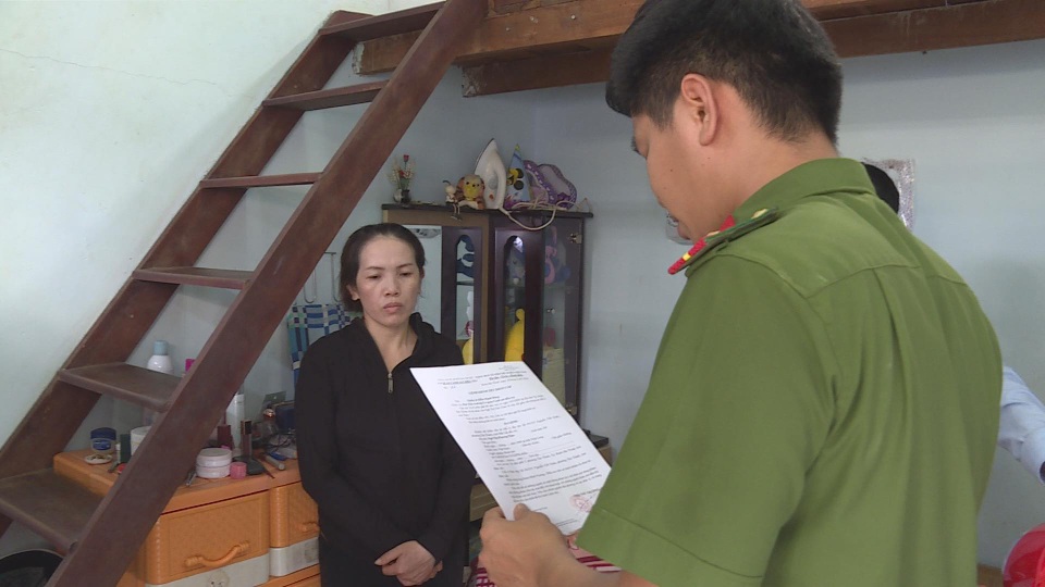 Nữ quái giật túi xách của cụ bà bán vé số 82 tuổi - 1 Nữ quái giật túi xách của cụ bà bán vé số 82 tuổi - 1