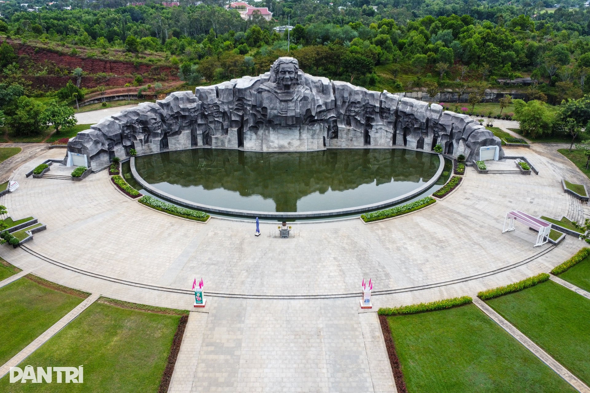 Khắc ghi công lao Mẹ Việt Nam Anh hùng và vị thuyền trưởng tàu không số - 1 Khắc ghi công lao Mẹ Việt Nam Anh hùng và vị thuyền trưởng tàu không số - 1
