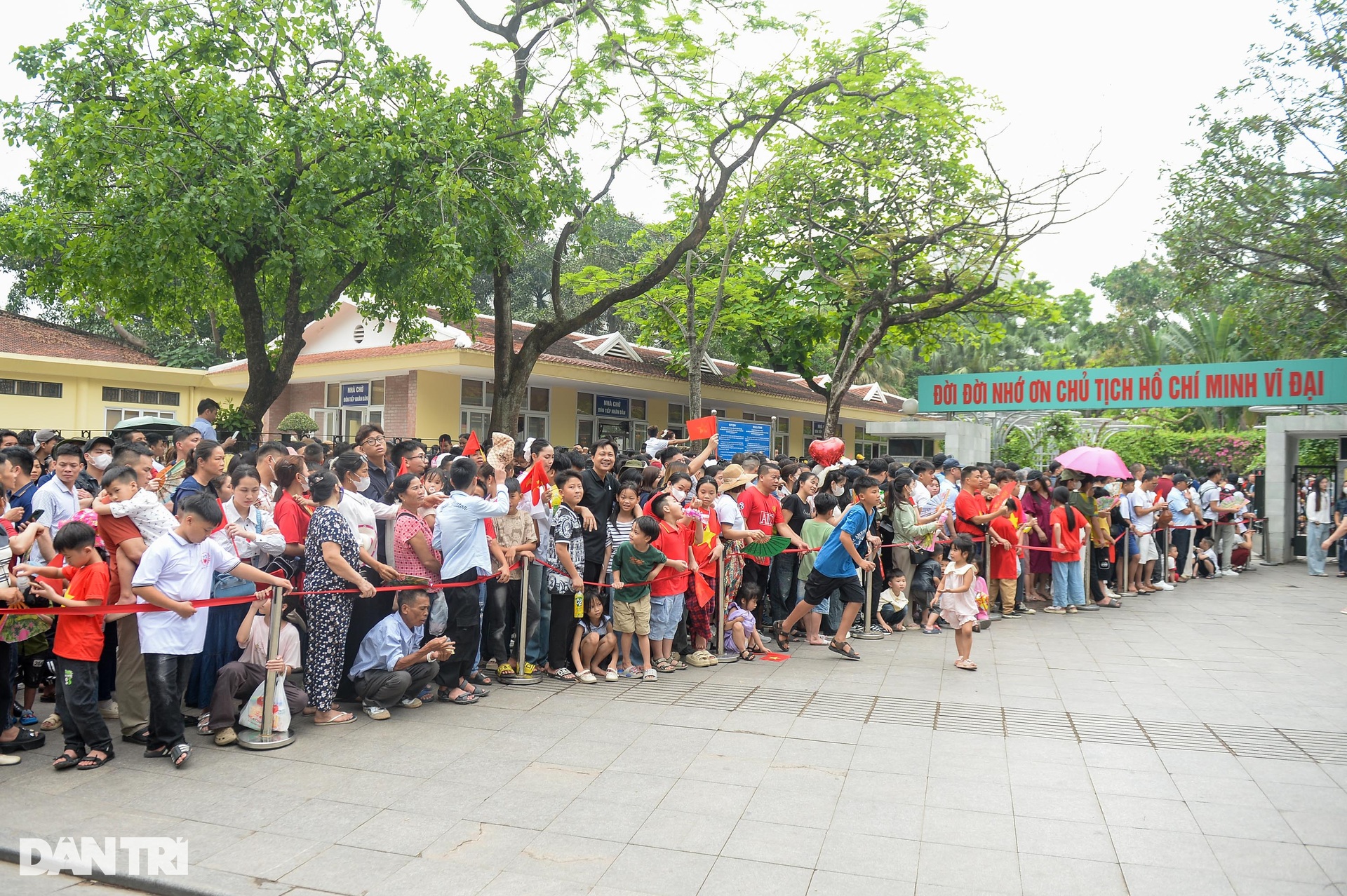 Người dân xếp hàng vào Lăng viếng Chủ tịch Hồ Chí Minh ngày 30/4 - 4 Người dân xếp hàng vào Lăng viếng Chủ tịch Hồ Chí Minh ngày 30/4 - 4