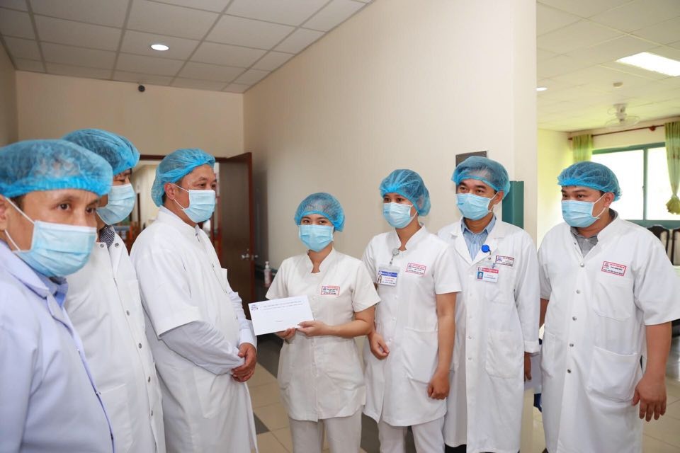 18 y bác sĩ viết đơn tình nguyện vào “tâm dịch” Covid-19 chăm sóc bệnh nhân - 4 18 y bác sĩ viết đơn tình nguyện vào “tâm dịch” Covid-19 chăm sóc bệnh nhân - 4