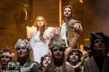 Diễn viên của vở "Romeo và Juliet" bị thương vì ban công tình yêu... bị sập