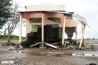 Biển "ăn" mất nhà, người dân ngậm ngùi ra đi tay trắng