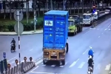 Tài xế container rẽ ẩu buộc xe cứu hộ phải đánh lái "như phim" để tránh