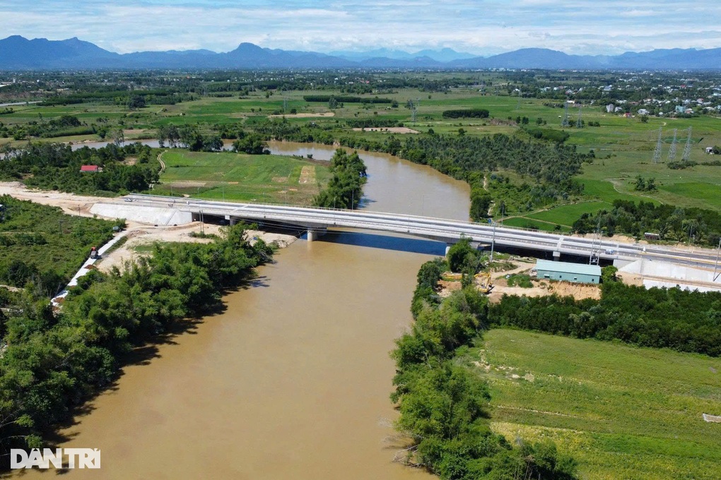 Cầu đã nối nhưng dân phải đi “lụi” vì sự đối lập hai bờ sông - 1 Cầu đã nối nhưng dân phải đi “lụi” vì sự đối lập hai bờ sông