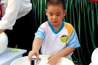 Giải nhiệt bằng máy lạnh, quạt máy, trẻ ồ ạt nhập viện