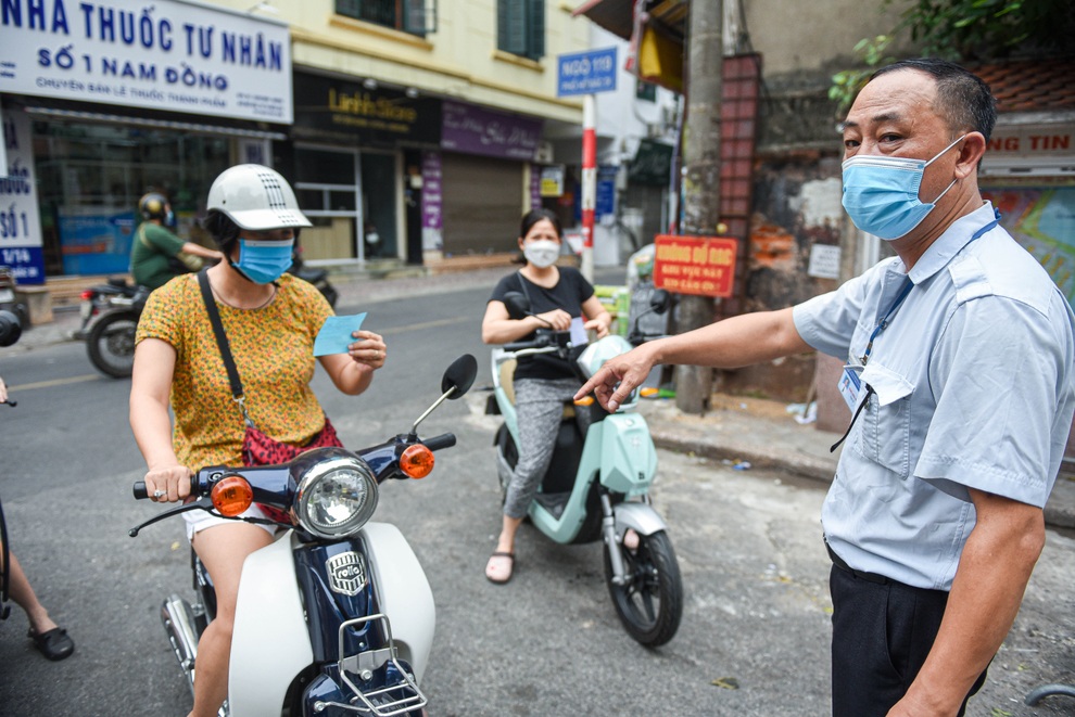 Nhiều người dân thiếu giấy đi đường, đi chợ sai ngày, không đúng giờ - 12 Nhiều người dân thiếu giấy đi đường, đi chợ sai ngày, không đúng giờ - 12