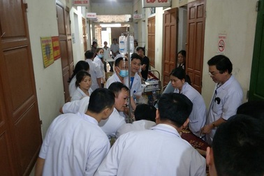 Cầm dao đâm chết vợ rồi tự sát