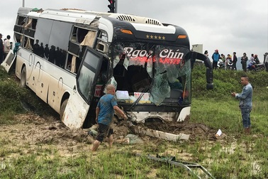 Xe khách va chạm xe chở gỗ dăm, cả hai xe lao xuống ruộng