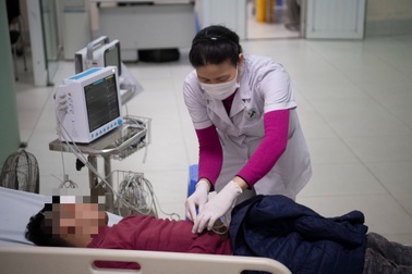 Hà Nội: Nôn ra máu vẫn tiếp tục uống rượu, người đàn ông phải đi cấp cứu