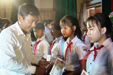 Trao 110 suất học bổng Vừ A Dính đến học sinh dân tộc thiểu số và khó khăn