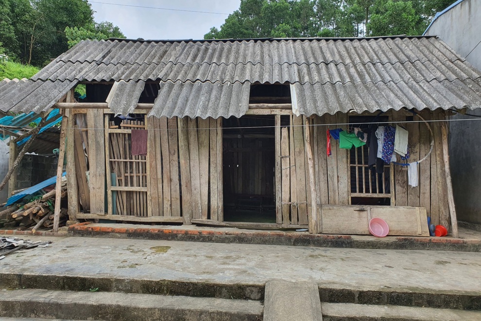 3 bố con khờ chới với trong ngôi nhà tốc mái sau trận dông lốc - 1 3 bố con khờ chới với trong ngôi nhà tốc mái sau trận dông lốc - 1