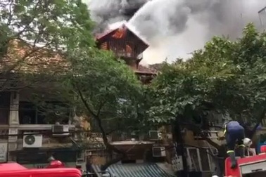 Cháy tại dãy nhà cũ trên phố Phùng Hưng - Hà Nội