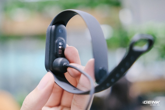 Trên tay Mi Band 6: Nâng cấp lên màn hình tràn viền, có đo SpO2, đã hỗ trợ tiếng Việt, giá 800,000 đồng - Ảnh 3. Trên tay Mi Band 6: Nâng cấp lên màn hình tràn viền, có đo SpO2, đã hỗ trợ tiếng Việt, giá 800,000 đồng - Ảnh 3.