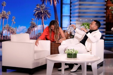 Chrissy Teigen vui vẻ trò chuyện với chồng