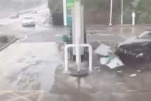 Vì sao không nên đi nhanh khi trời mưa đường trơn?