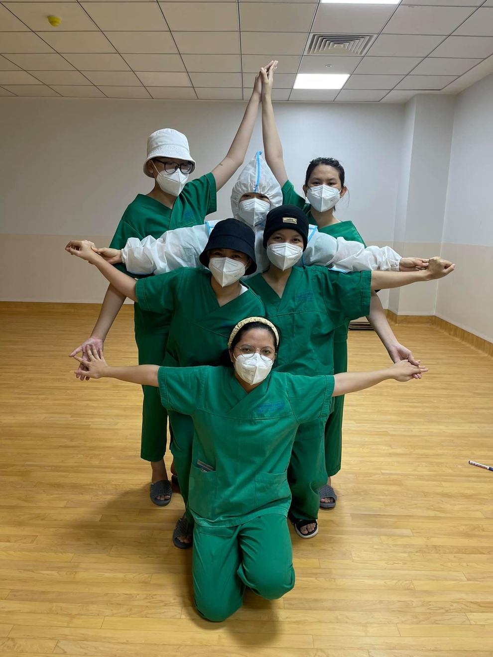 Nhóm bạn gái rủ nhau xuống tóc, xông pha tình nguyện chăm sóc F0 - 4 Nhóm bạn gái rủ nhau xuống tóc, xông pha tình nguyện chăm sóc F0 - 4