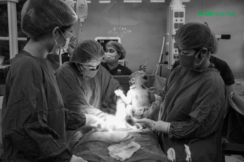 Loại bỏ khối u nang buồng trứng trái cho sản phụ mang thai con đầu lòng - 2 Loại bỏ khối u nang buồng trứng trái cho sản phụ mang thai con đầu lòng - 2