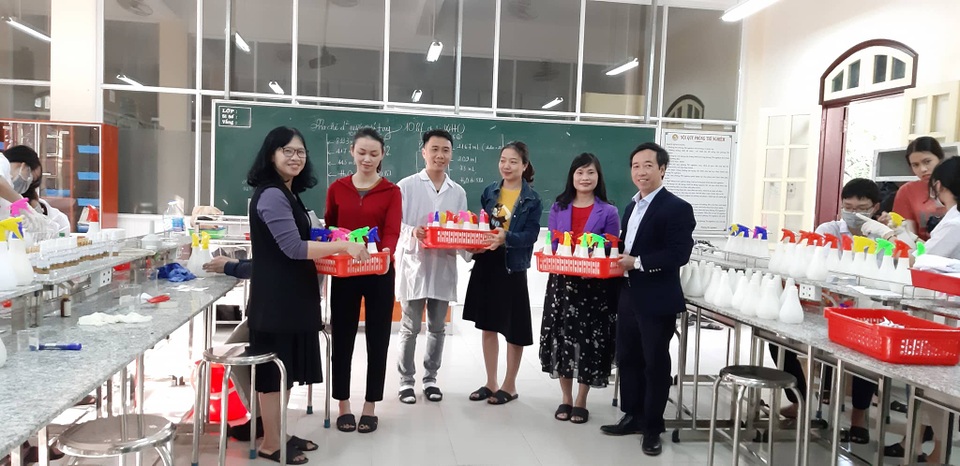 Thầy trò lớp 10 làm nước rửa tay phòng dịch Corona tặng các trường - 10 Thầy trò lớp 10 làm nước rửa tay phòng dịch Corona tặng các trường - 10