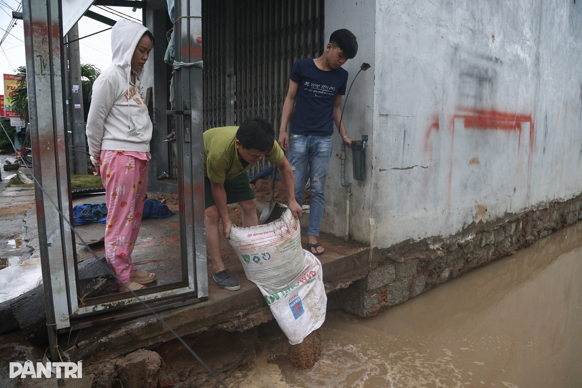 Bàng hoàng sau lũ dữ: Nhà cửa đổ sập, đường xá nứt toác - 5