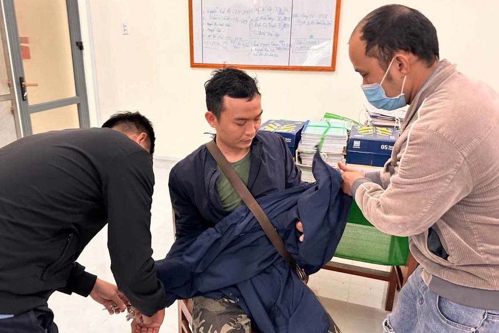 Lần theo tội phạm trên mạng, công an phát hiện kho súng bí mật - 2 Lần theo tội phạm trên mạng, công an phát hiện kho súng bí mật - 2