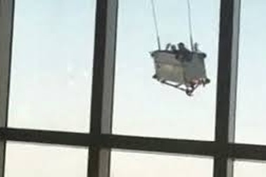 Công nhân lau kính tại cao ốc Thượng Hải suýt chết vì bị gió cuốn