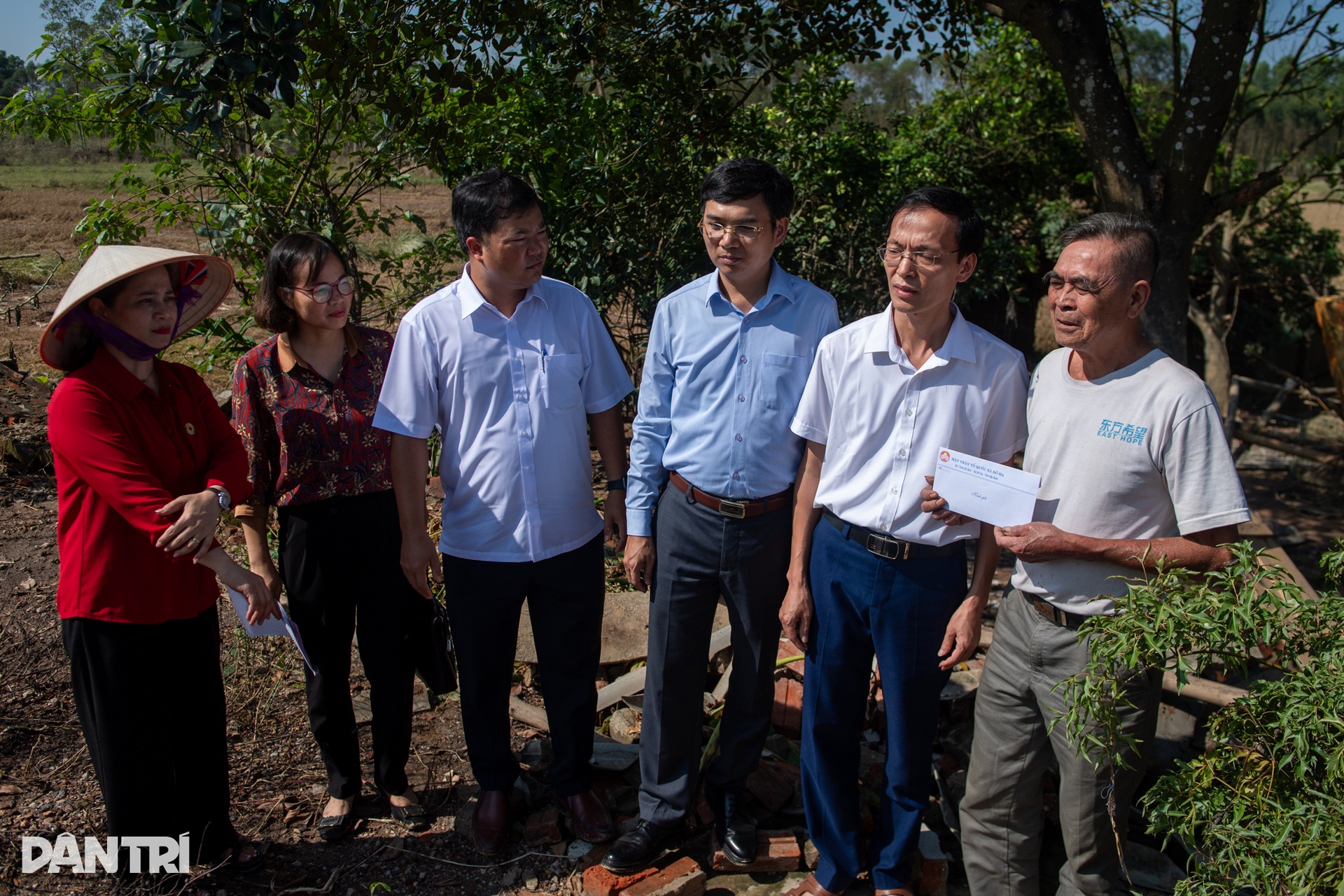 Báo Dân trí trao 200 triệu đồng hỗ trợ người dân vùng lũ tỉnh Bắc Ninh - 16