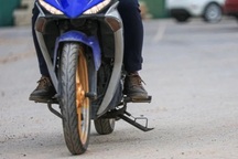 Quên gạt chân chống xe máy có bị xử phạt?