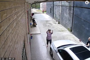 Người dân hợp sức đỡ bé gái 3 tuổi ngã xuống từ trên cao