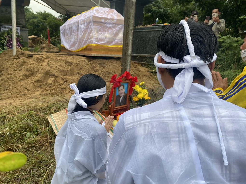 Lễ đưa tang tài tử Thương Tín: Vợ cũ và con gái 12 tuổi xuất hiện lặng lẽ - 2