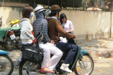 TPHCM: Học sinh cấp 2 đã “phi” xe máy
