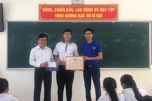 Nam sinh dũng cảm cứu người đuối nước được tặng Bằng khen