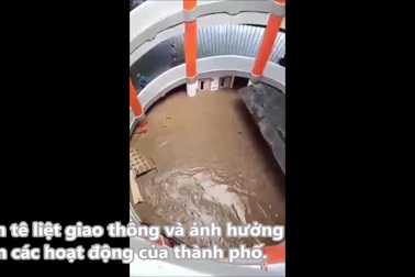 Mưa lớn khiến tầng trệt trung tâm thương mại chìm trong biển nước
