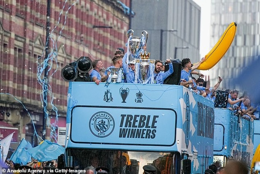 Man City diễu hành ăn mừng chức vô địch Champions League - 7 Man City diễu hành ăn mừng chức vô địch Champions League - 7