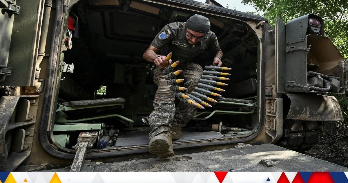 Một binh sĩ thuộc lữ đoàn cơ giới 47 Ukraine chuẩn bị vũ khí sẵn sàng chiến đấu ở miền nam (Ảnh minh họa: Reuters).