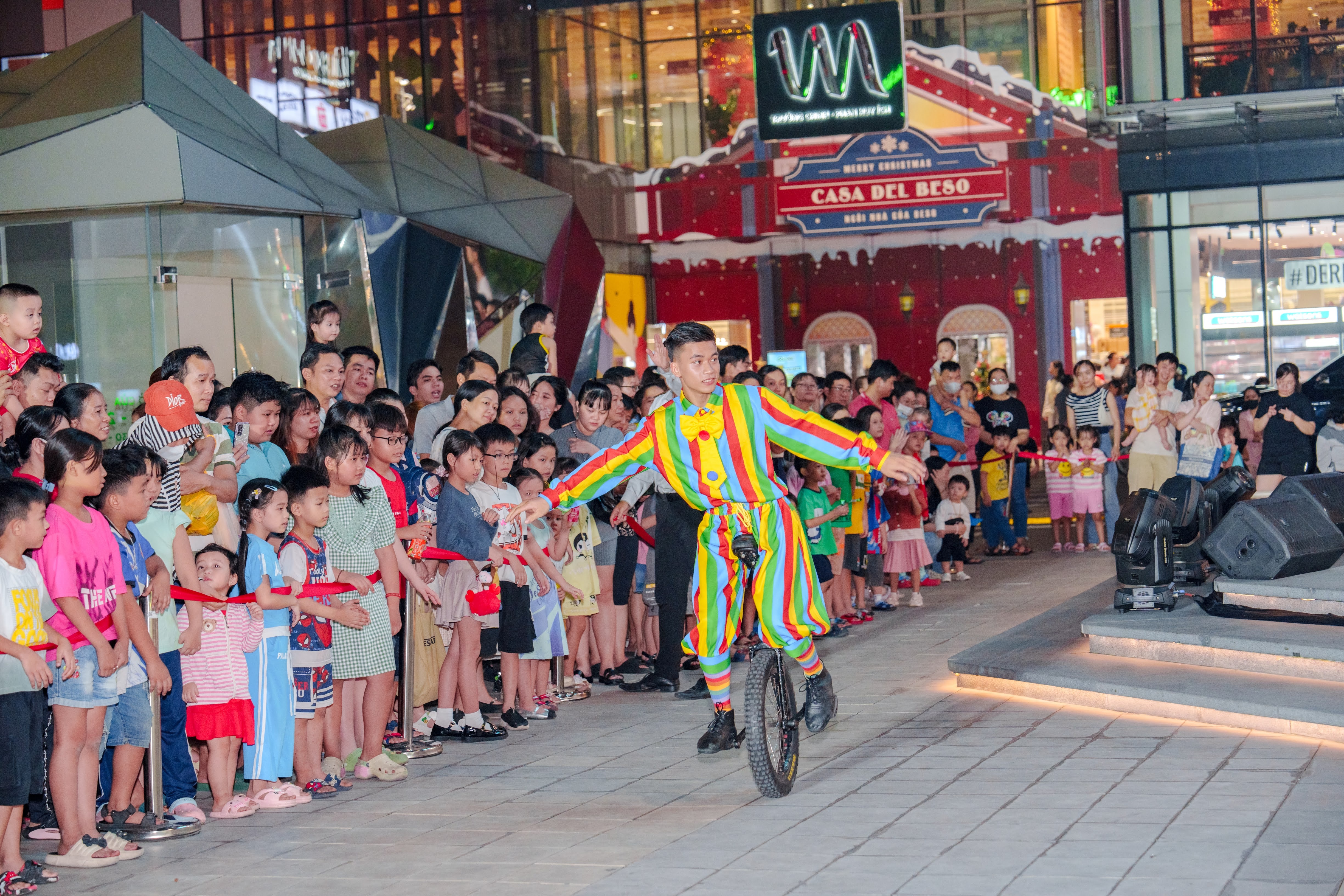 V obchodním centru Thiso Mall na konci roku nakoupilo přes 1 milion zákazníků - 6 Hơn 1 triệu khách hàng mua sắm tại Thiso Mall dịp cuối năm - 6