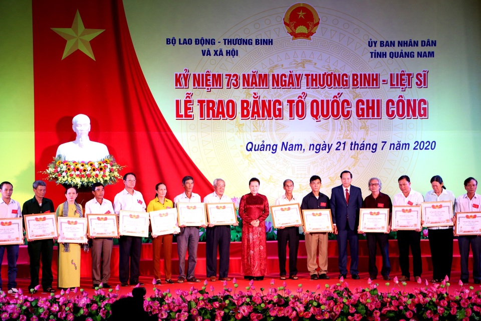 Truyền hình: Lễ trao 73 Bằng Tổ quốc ghi công tại Quảng Nam - 5 Truyền hình: Lễ trao 73 Bằng Tổ quốc ghi công tại Quảng Nam - 5