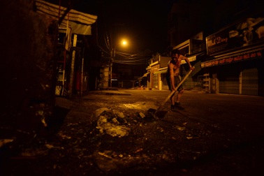 Đêm mưu sinh của "tỷ phú khuân vác" ở  Sài Gòn