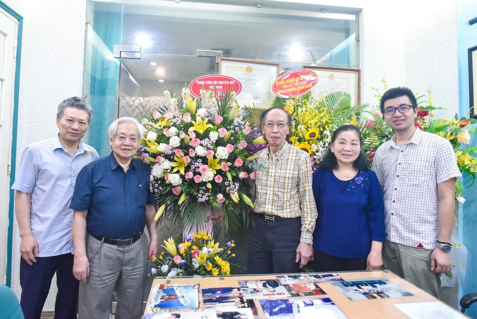 Phó Chủ tịch Hội Khuyến học VN chúc mừng báo Dân trí nhân ngày 21/6 - 1 Phó Chủ tịch Hội Khuyến học VN chúc mừng báo Dân trí nhân ngày 21/6 - 1