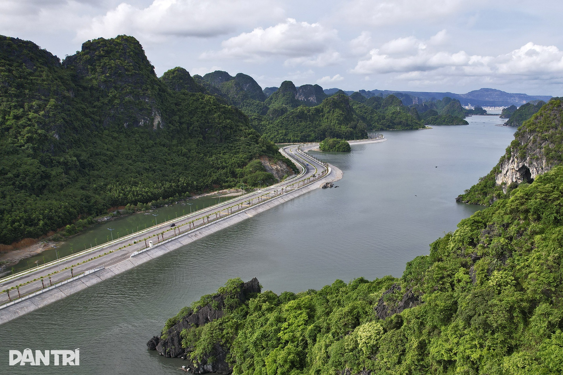 Ngắm đường bao biển đi xuyên qua kỳ quan thế giới vịnh Hạ Long - 8 Ngắm đường bao biển đi xuyên qua kỳ quan thế giới vịnh Hạ Long - 8