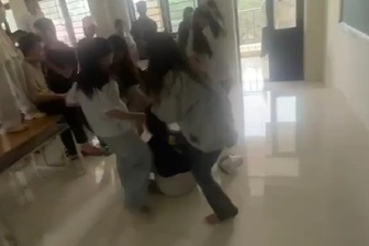 Nữ sinh lớp 10 bị bạn cùng lớp đánh nhập viện
