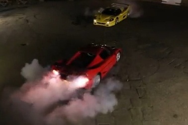 Hai siêu xe Ferrari F50 phô diễn