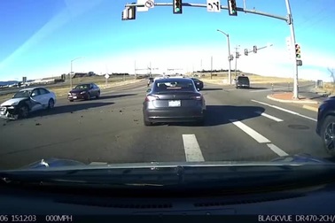 Xe điện Tesla giúp chủ nhân tránh khỏi tai nạn nhờ hệ thống phanh tự động khẩn cấp